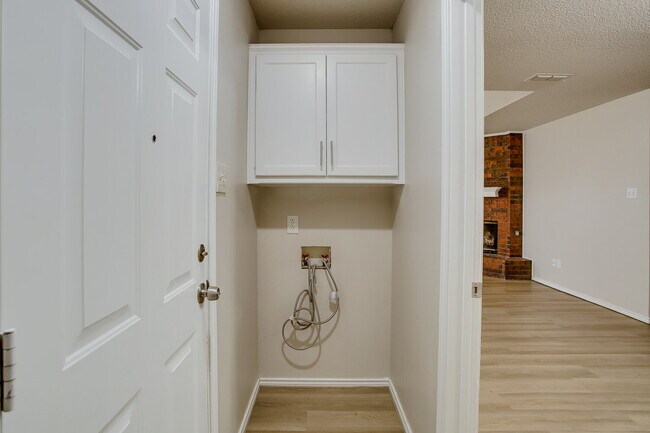 Building Photo - Freshly Updated 3/2/1 in Shadow Hills!
