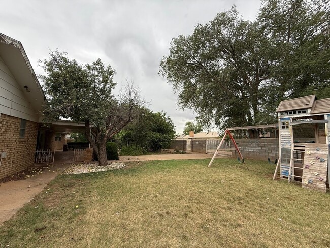 Building Photo - 3 Bed 3 Bath spacious home, with extra craft room, Lovely Backyard