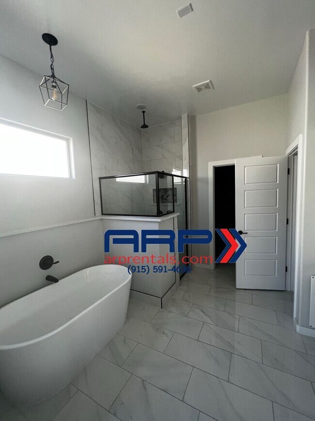 Building Photo - LUXURIOUS HOME FOR RENT