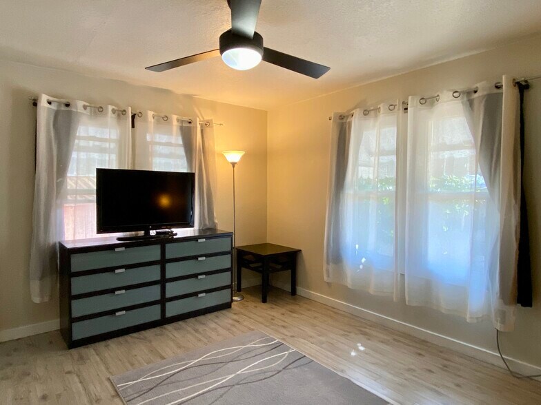 Building Photo - 1043 Sanborn Ave