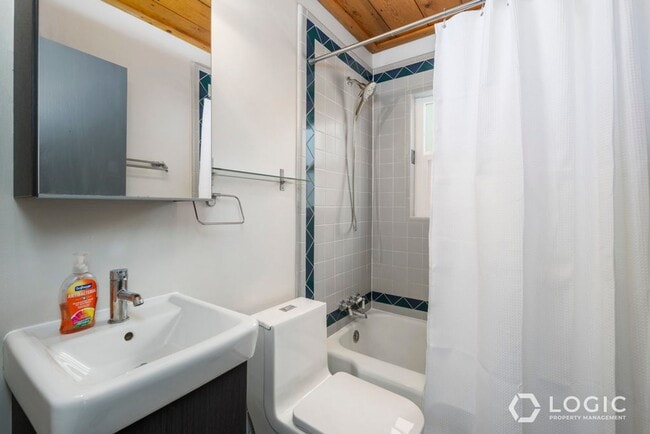 Building Photo - Charming Home in Perfect Location!