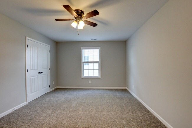 Building Photo - Sharp 4 bedroom HUGE house off exit 1 of I 24