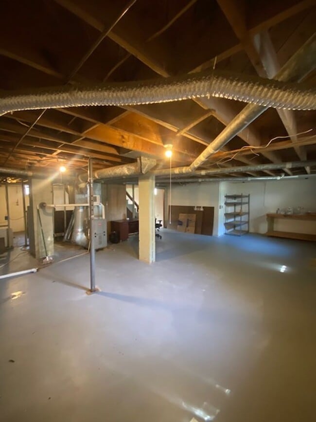 Building Photo - Charming 3 Bedroom Rancher in Staunton Com...