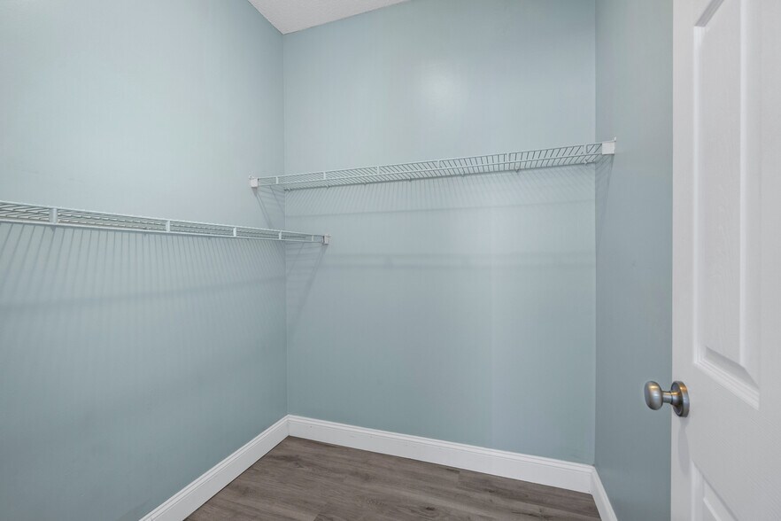 Building Photo - 2208 Walden Park Dr