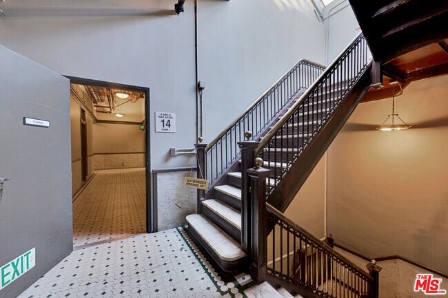 Building Photo - 215 W 7th St