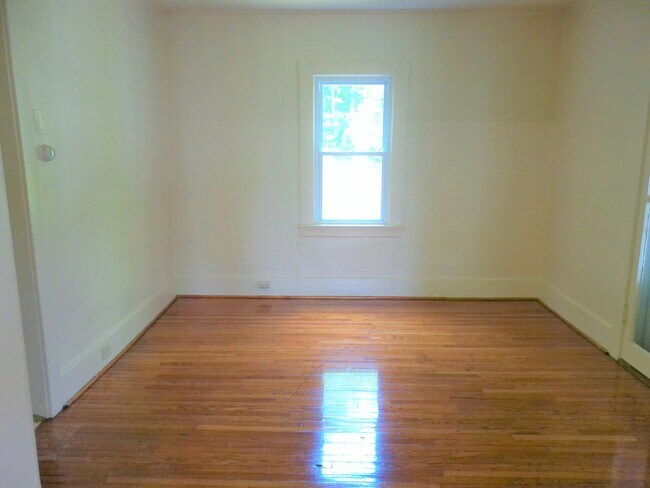 Building Photo - Available 6/1/2026 Charming Home With Priv...
