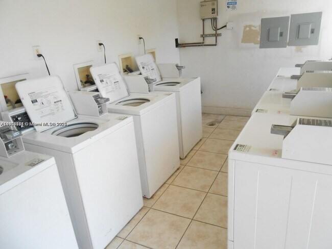 Building Photo - 1225 NE 124th St