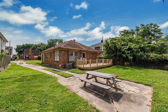 Building Photo - 2611 Rosewood St