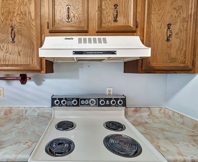Building Photo - Bright & Spacious 1BD/1BA Top-Floor Unit with Stunning Views!
