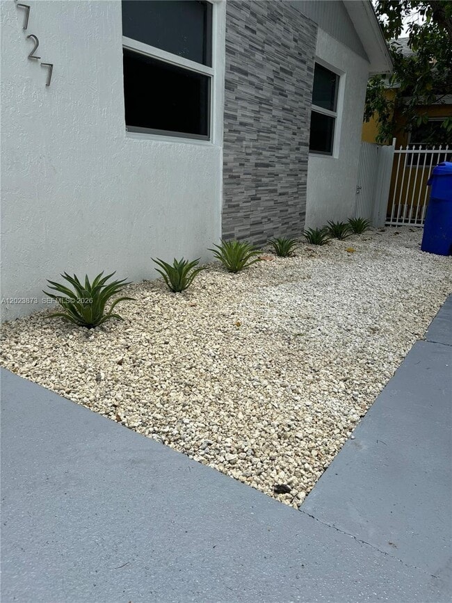 Building Photo - 4727 NW 5th Ave