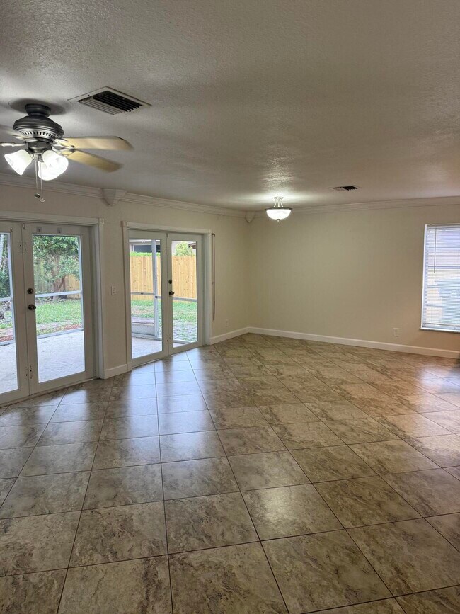 Building Photo - 11834 Greenbriar Cir