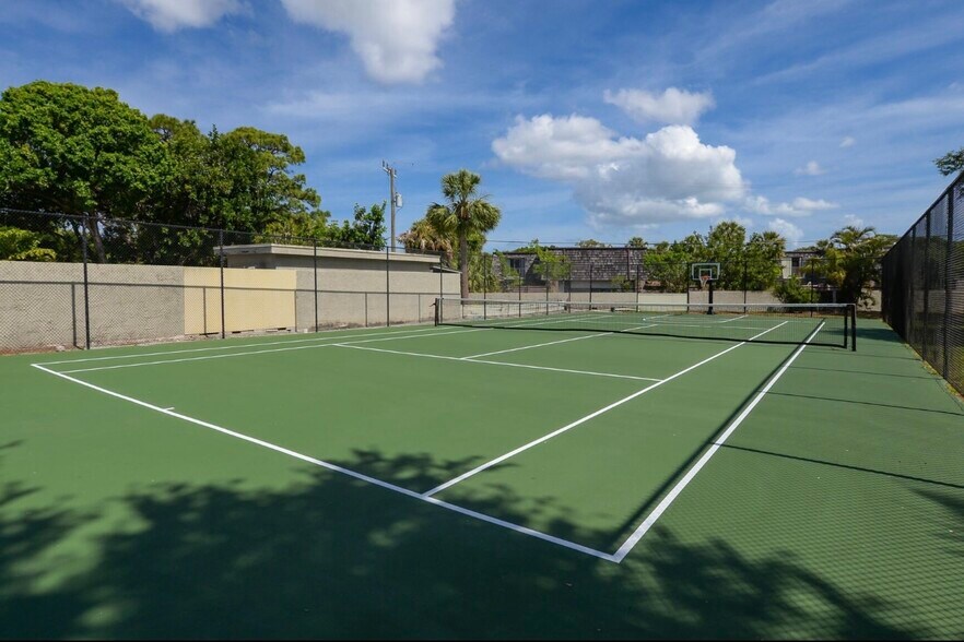 Building Photo - 800 NW Fork Rd