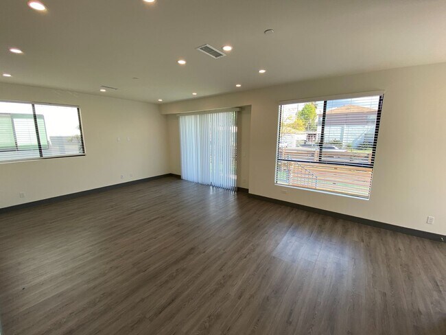 Building Photo - NEW SMART*4BD*4BA*TOWNHOME/ROOF DECK*CENTRAL AIR/HEAT*STAINLESS STEEL APPLIANCES*WASHER/DRYER IN ...