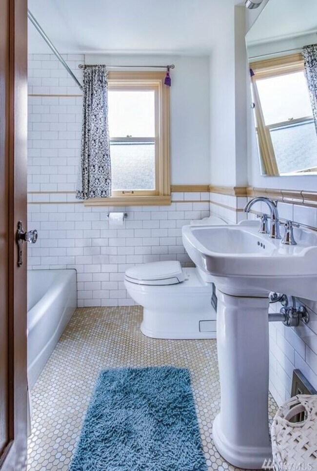 Building Photo - Stunning 3bed/3.5bath Brick Home in Ballard!