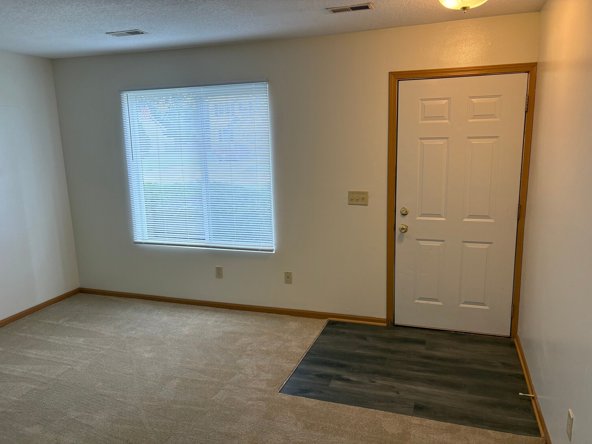 Building Photo - 872 Edgewater Dr