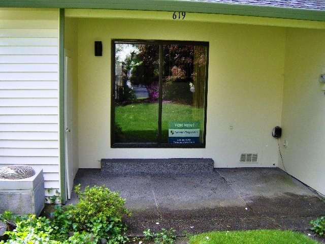 Building Photo - Charming Townhouse Near the Water! Water Sewer and Garbage Included!