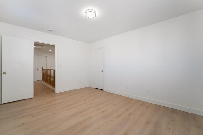 Building Photo - 4 bedroom, 2.5 bathroom, Summerlin Home, Low Maintenance Yard