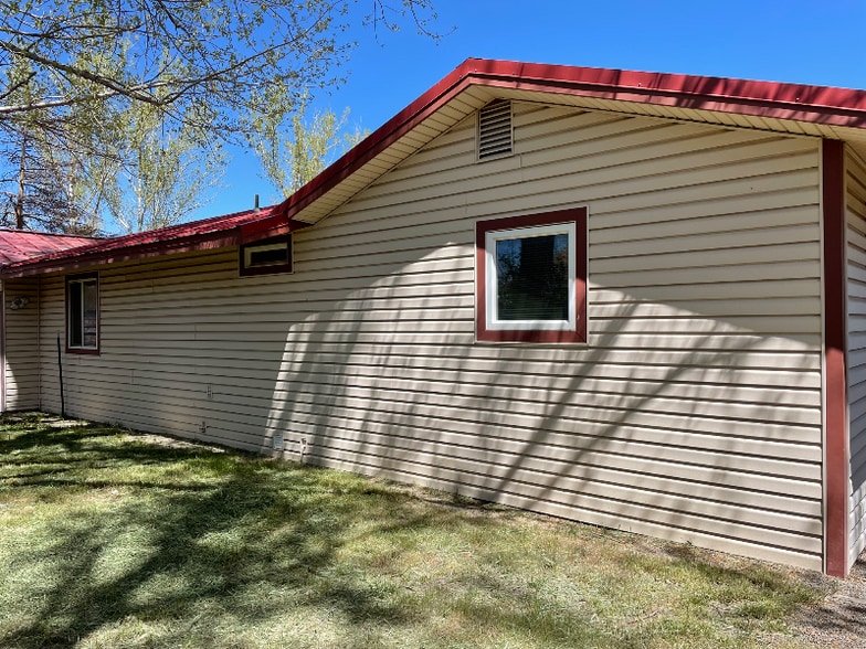Building Photo - 470-755-755 Tule Dr