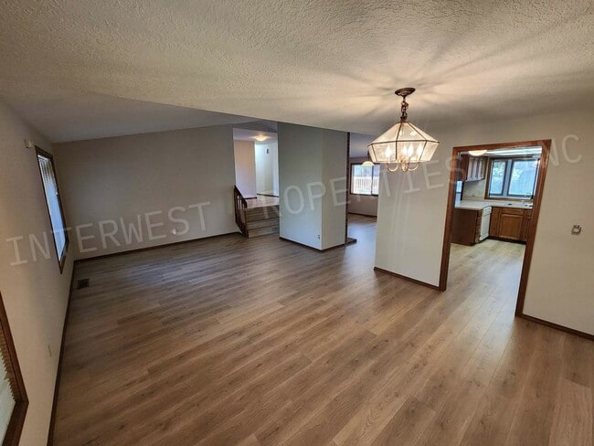 Building Photo - 3 bd 2ba Ranch Style Home with Deck, Fence...