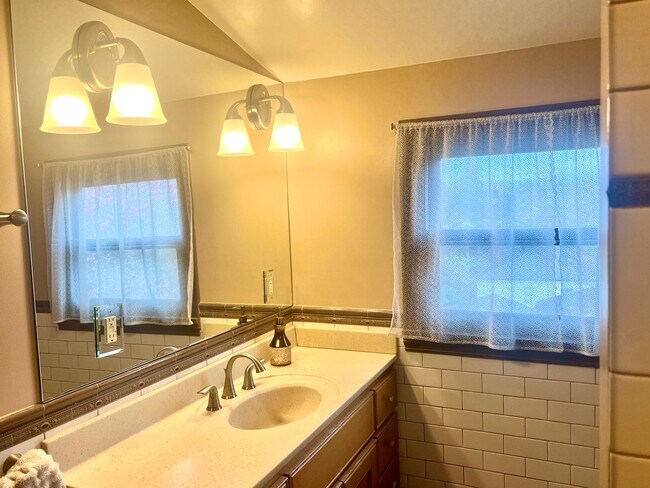 Building Photo - Stunning 3bed/3.5bath Brick Home in Ballard!