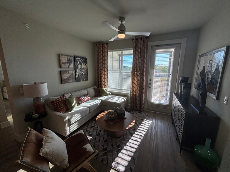 Primary Photo - 425 El Rio St