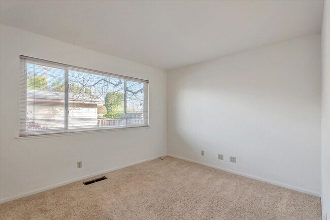 Building Photo - Tri-Level Home in Los Gatos