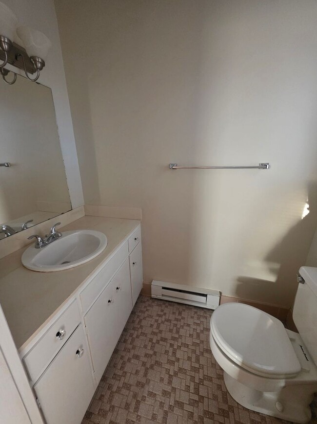 Building Photo - 3 BR with Den & Carport!