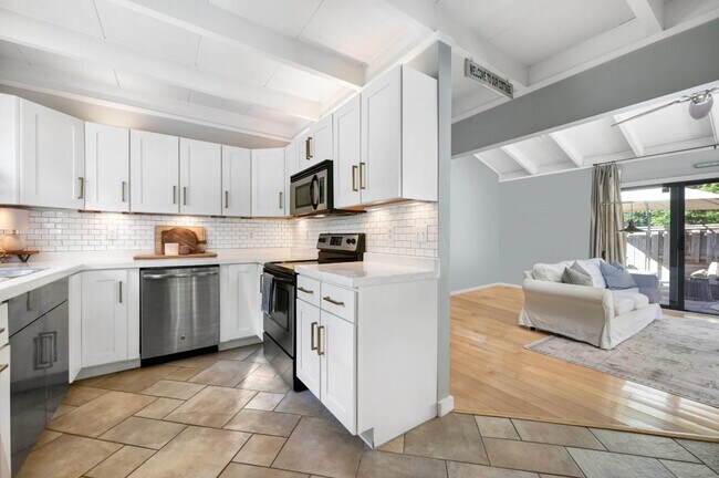 Building Photo - 274 Little Fresh Pond Rd