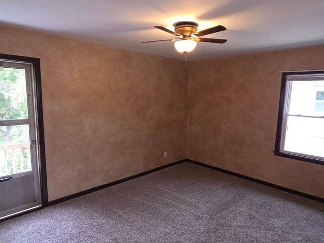 Building Photo - Updated 3 bedroom West Allis upper