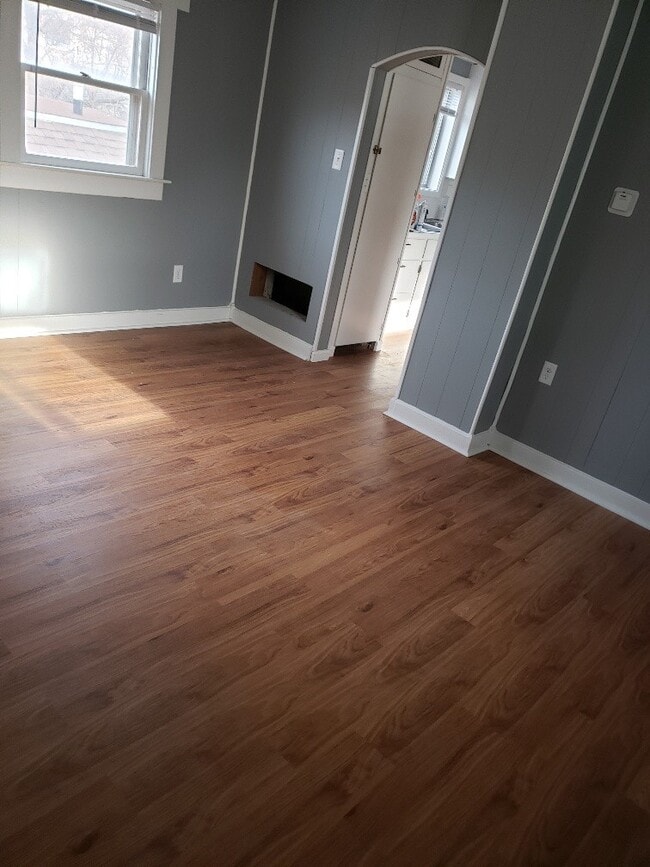 Building Photo - One Bedroom One Bath Duplex , Tenant only ...