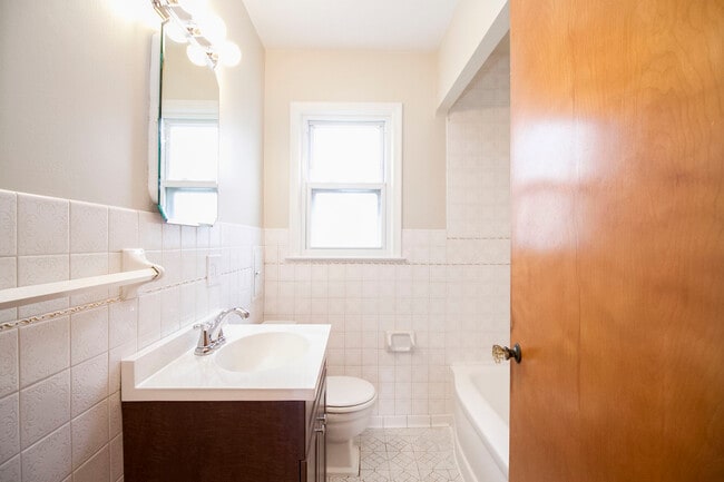 Building Photo - 320 Somerset St