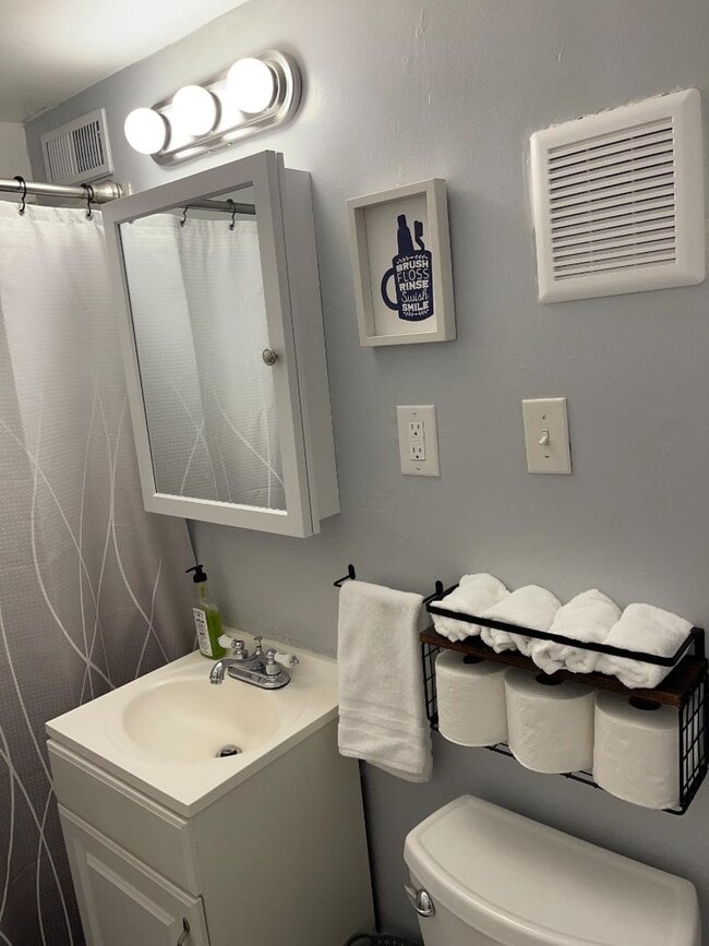 Building Photo - 2201 W State St