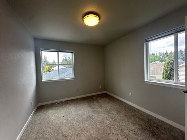 Building Photo - 4324 Hoyt Ave