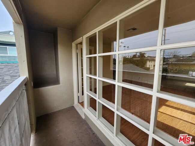 Building Photo - 5264 Cahuenga Blvd