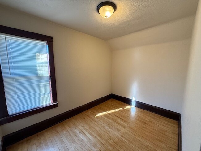 Building Photo - West Allis 3 bedroom 1.5 bath large 2 car ...