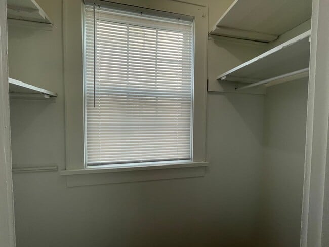 Building Photo - Charming Down Stairs Apartment In South Hi...