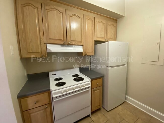 Building Photo - 244 N Sycamore St