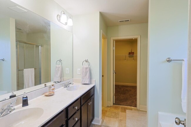 Building Photo - 1628 Mount Rainer Dr