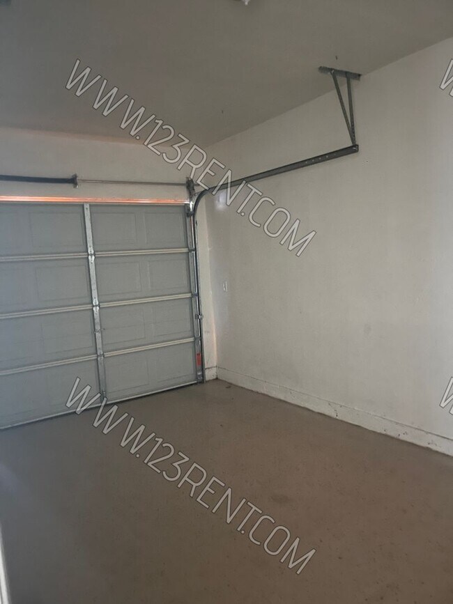 Building Photo - 411 W Ave J-5
