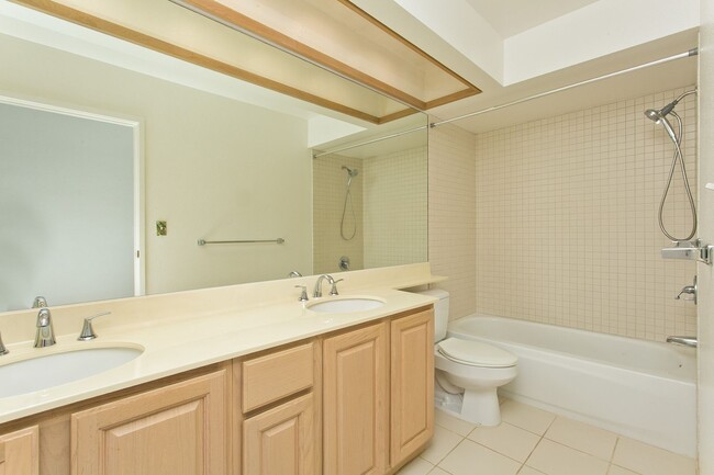 Building Photo - 3 BED, 2 BATH 2 PARKING IN GATED MOANALUA ...
