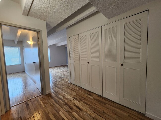 Building Photo - Gorgeous 1 Bed 1 Bath Condo In Fantastic L...