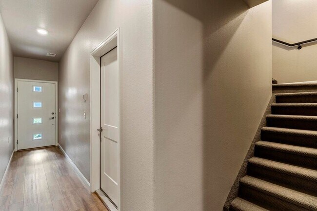Building Photo - Luxury Townhouse, Minutes from Downtown