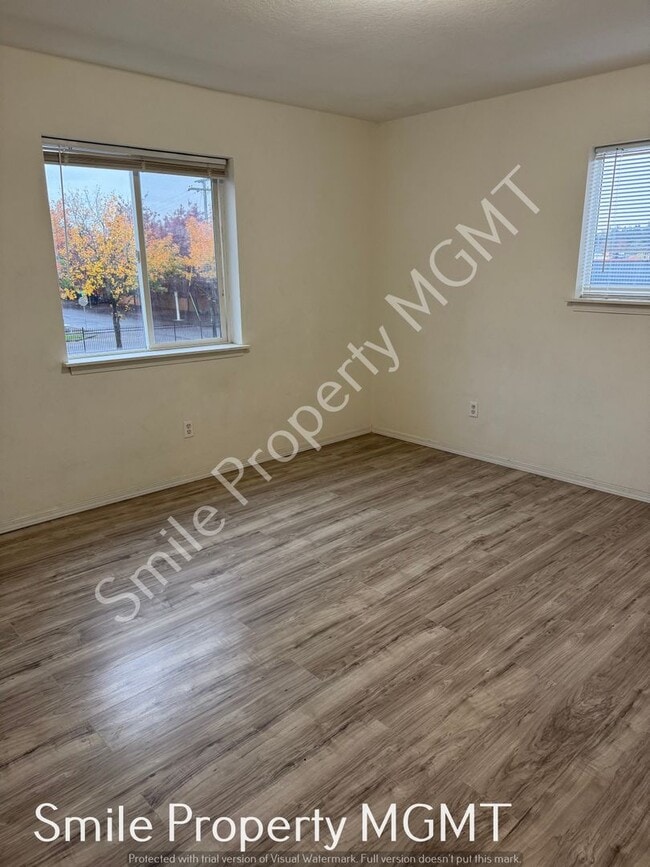 Building Photo - A nice house with 3 beds rooms and 1.5 baths.