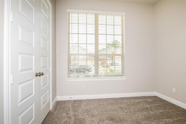 Building Photo - 10062 Black Maple Dr