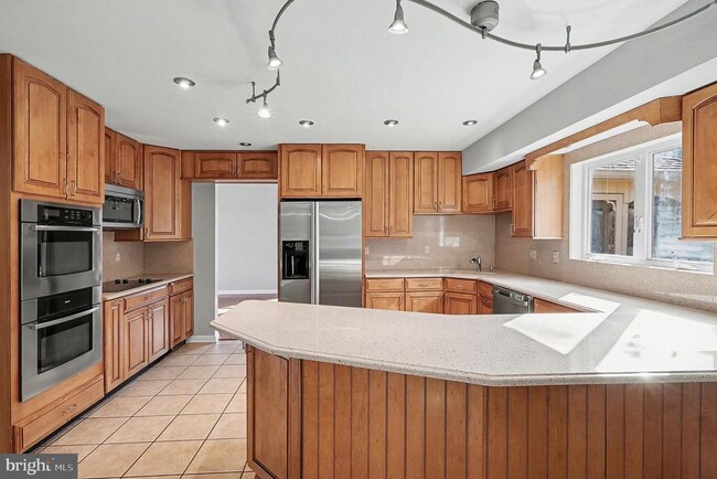 Building Photo - 5819 Stone Ridge Dr