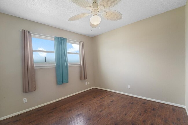 Building Photo - 8416 Seawall Blvd
