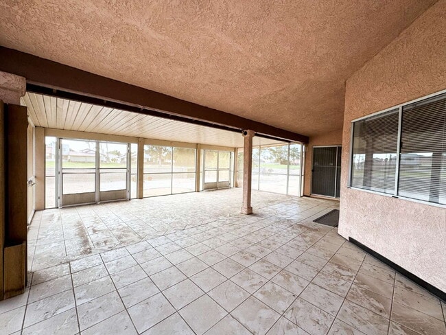 Building Photo - "Charming 3-Bedroom, 2-Bathroom Mesa Del S...