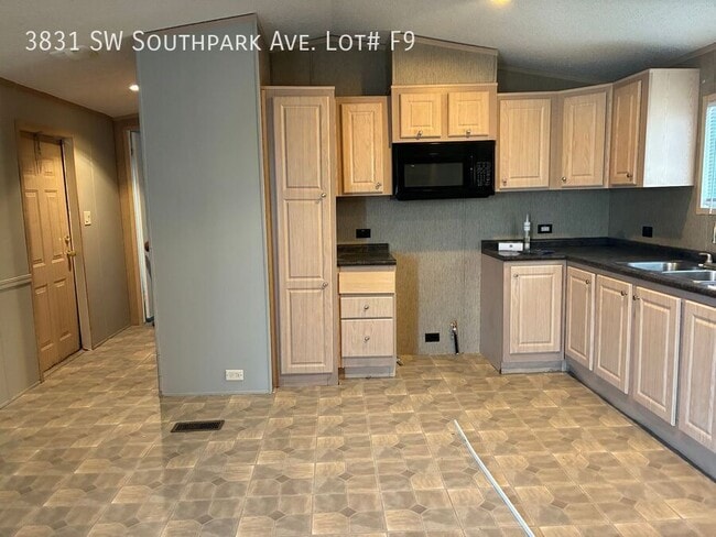 Building Photo - 3831 SW South Park Ave