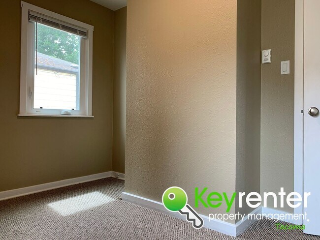 Building Photo - Centrally located Cozy Rambler in Tacoma!
