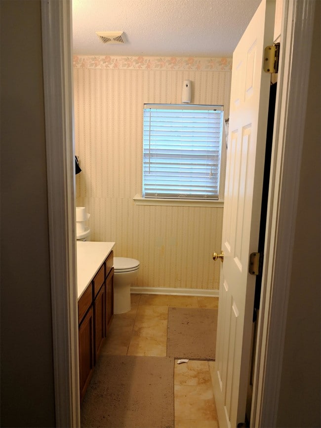 Building Photo - 17 Trailstream Dr